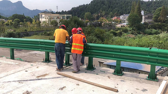 唐山高速公路护栏板的维护确保道路安全的关键环节